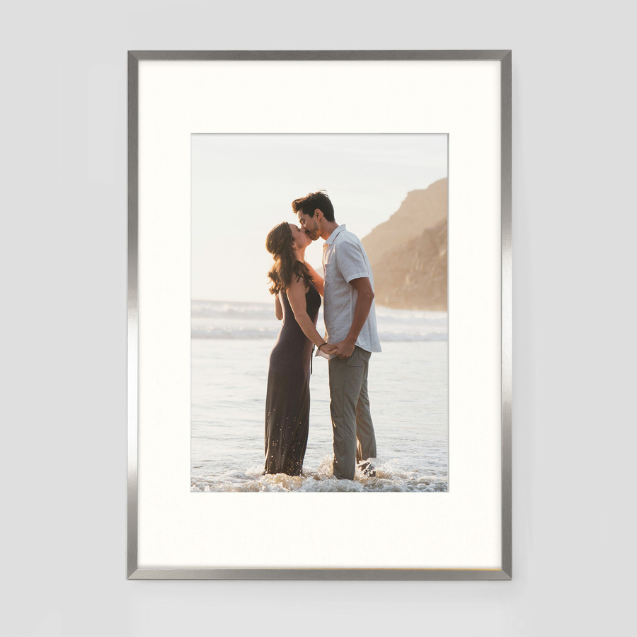 Srebrna ramka z passe partout na zdjęcia w rozmiarze 70x100cm z okienkiem passe partout 50x70 cm