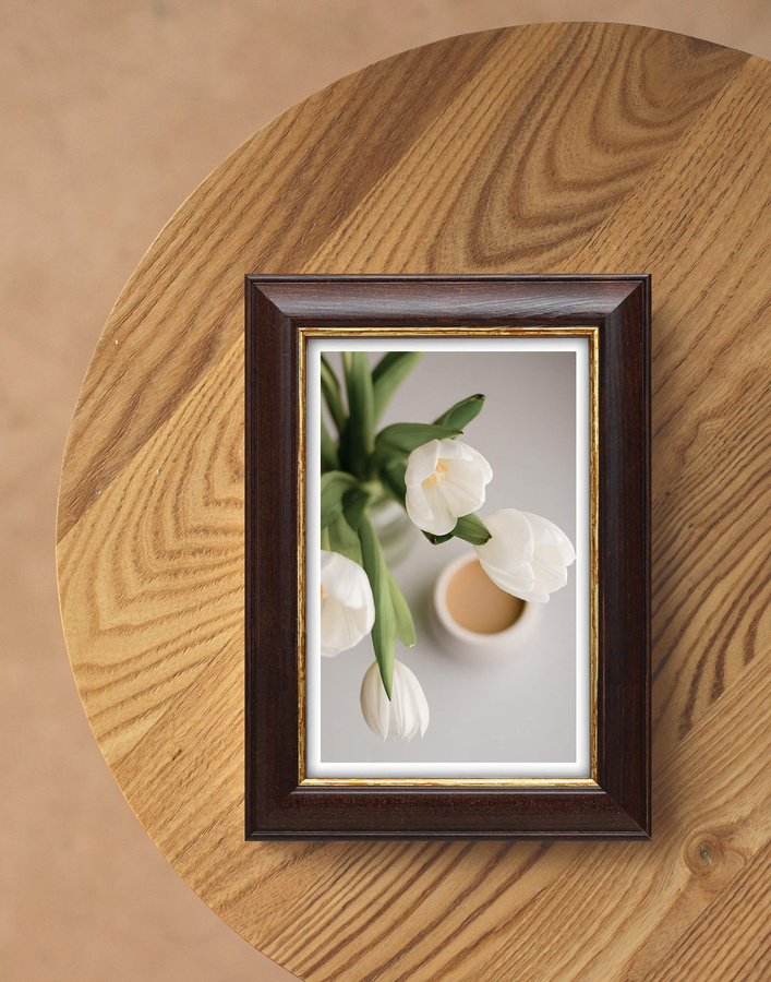 Ramka drewniana CUTRO 2026, szlachetna fotoramka na zdjęcia, plakaty lub rysunki - kolor brązowy, złoty pasek