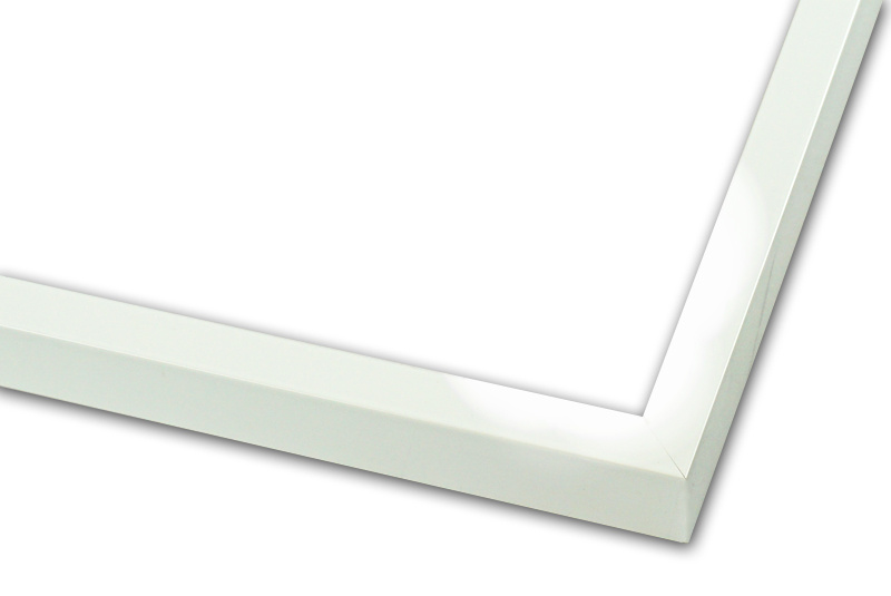 Rama do obrazów, zdjęć oraz plakatów na wymiar LUCA #2590. Wysoka nowoczesna, drewniana oprawa -kolor biały lakier połysk