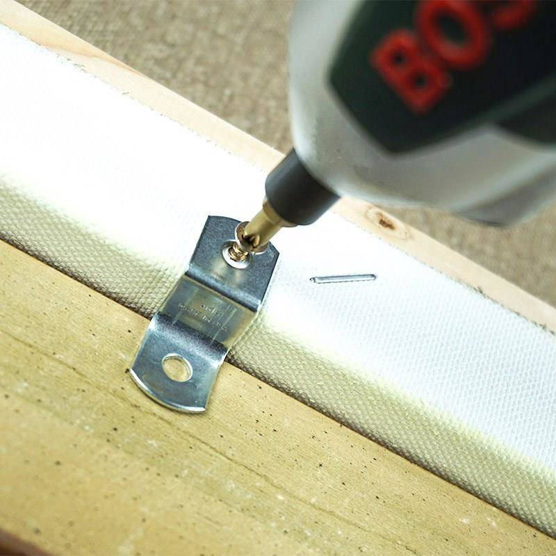 Komplet blaszek 3 mm do montażu obrazów. Zestaw zawiera wkręty.