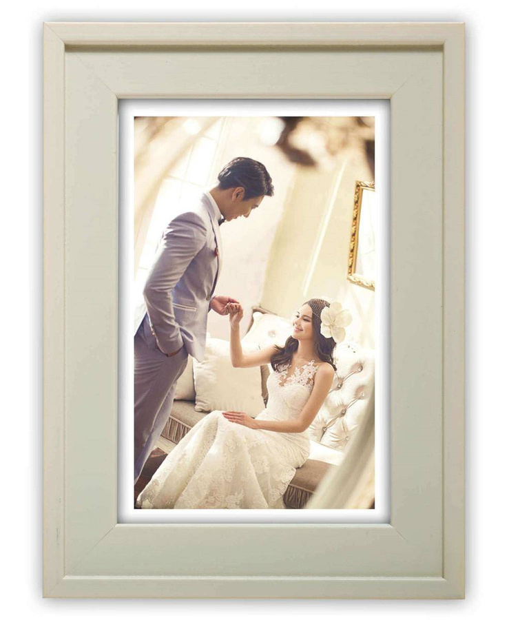 Ramka drewniana RIVOLI 2821, nowoczesna fotoramka na zdjęcia, plakaty lub rysunki - kolor kremowy