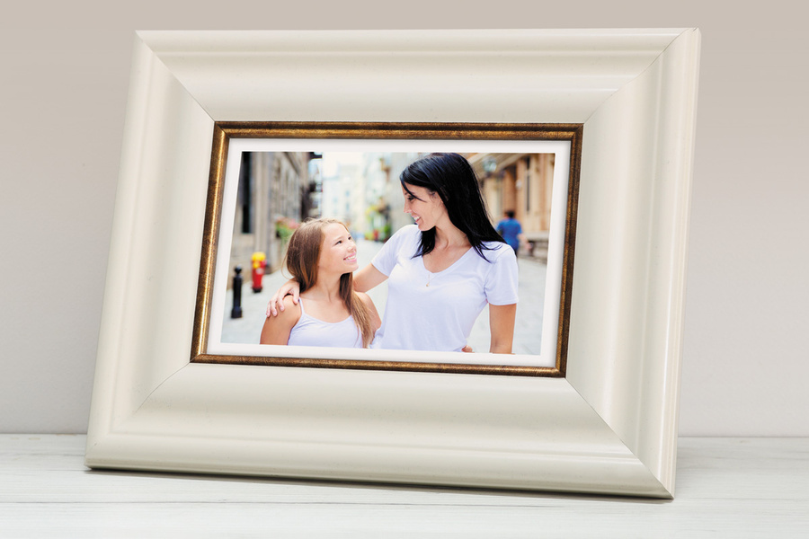 Ramka drewniana URANO 2156, szlachetna fotoramka na zdjęcia, plakaty lub obrazy - kolor kremowy, złoty pasek