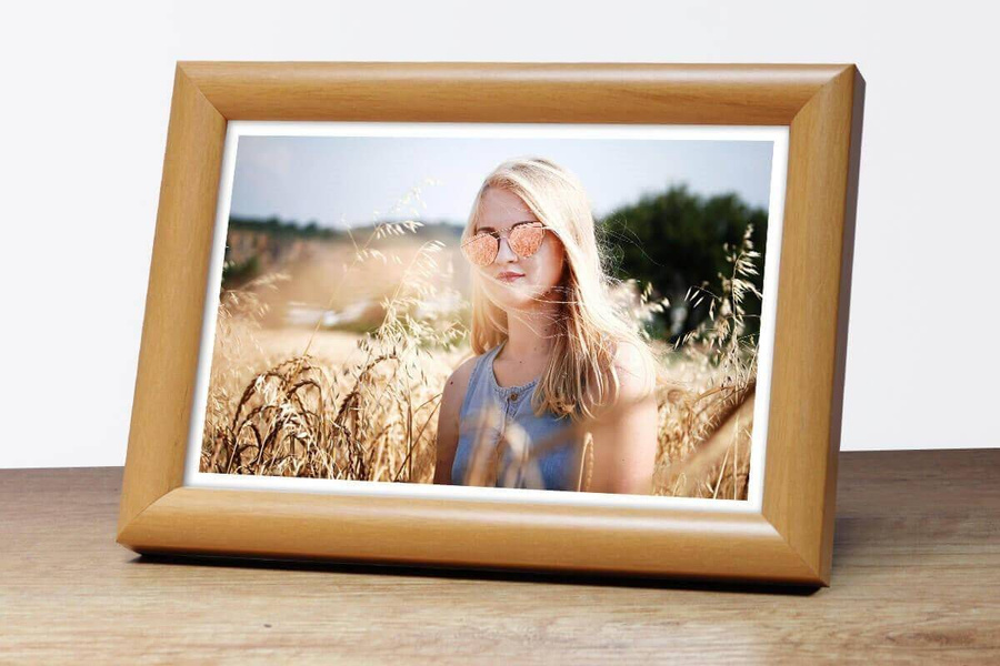 Ramka drewniana SALA 1880, obła fotoramka na zdjęcia, plakaty lub rysunki - kolor jasny brąz