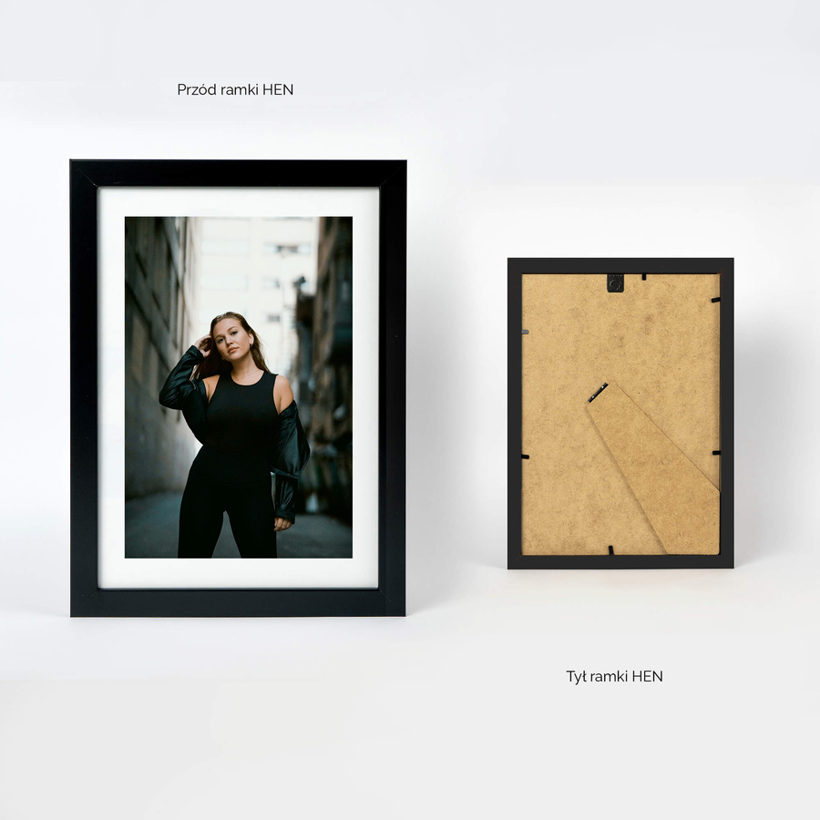 Czarna ramka na zdjęcia w rozmiarze 21x30 cm