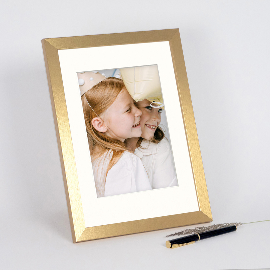 Złota ramka z passe partout na zdjęcia w rozmiarze 21X29,7 cm z okienkiem passe partout 15x21 cm