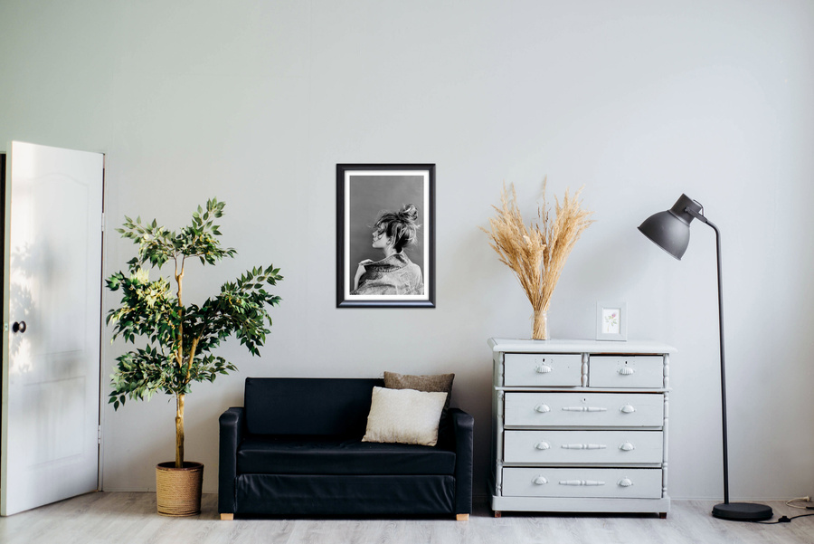 Ramka drewniana SALA 1883, obła fotoramka na zdjęcia, plakaty lub rysunki - kolor wenge, strukturalna