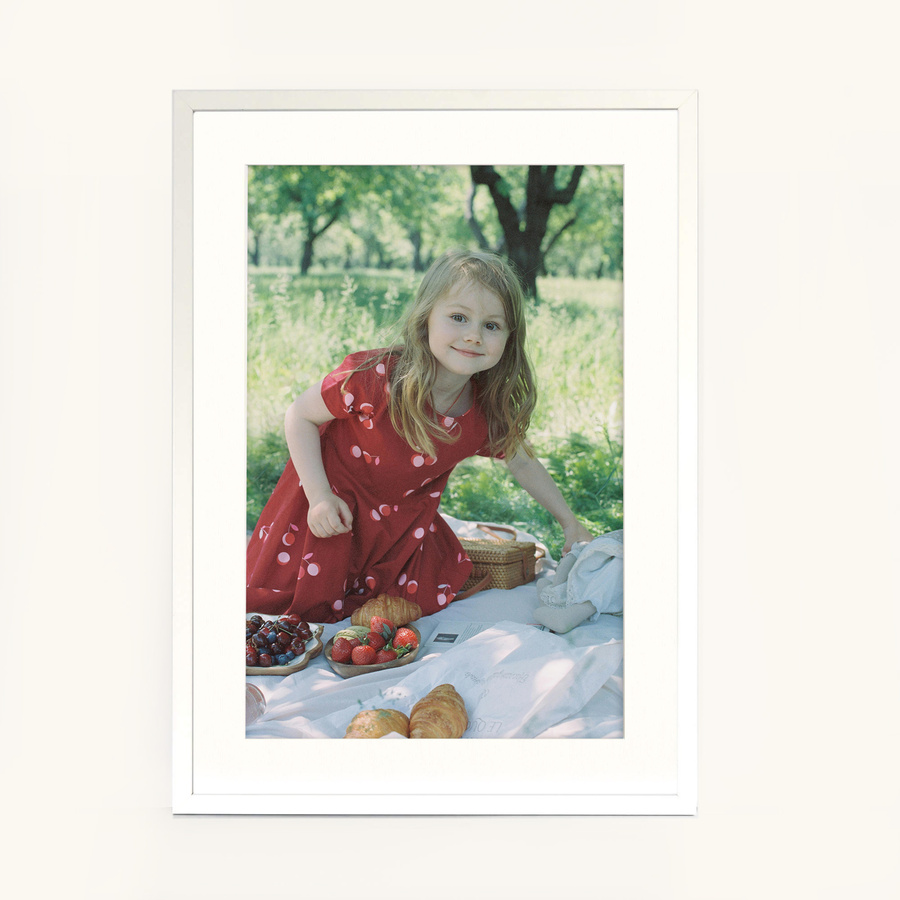 Biała ramka z passe partout na zdjęcia w rozmiarze 50x70 cm z okienkiem passe partout 40x60 cm