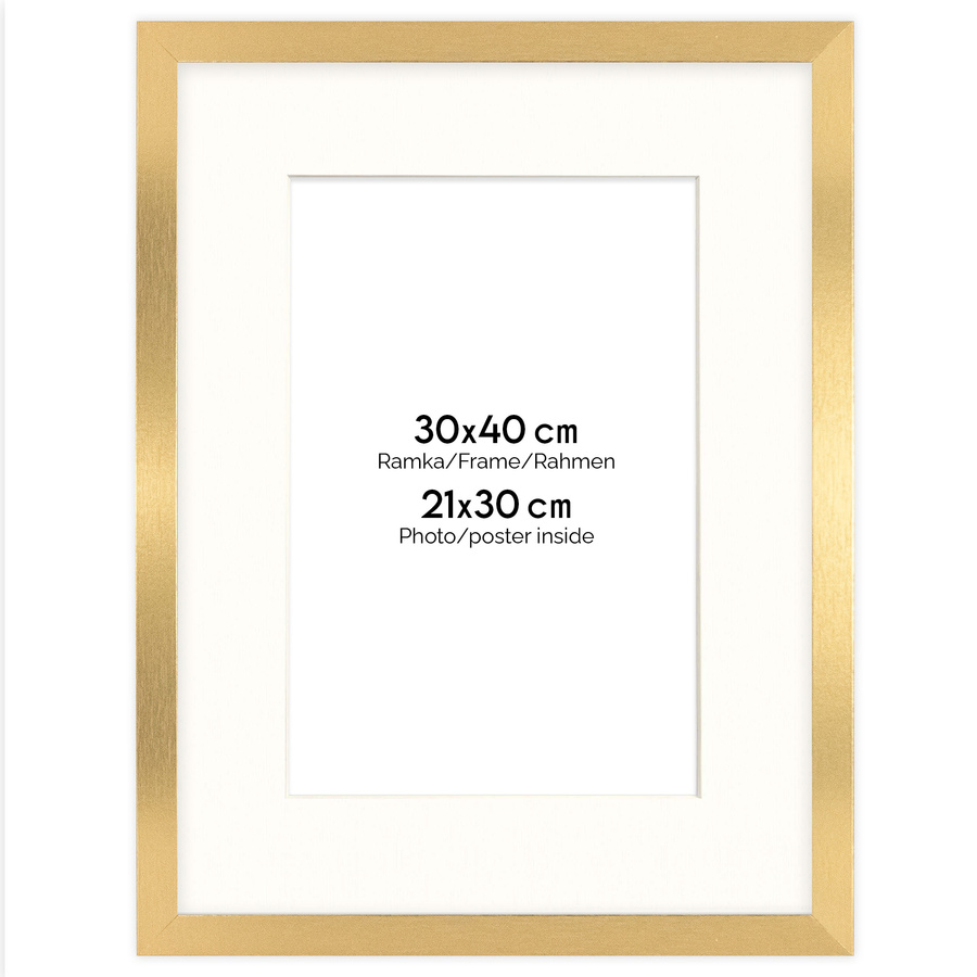 Ramka 30×40 cm w złotym kolorze z passe-partout przeznaczonym na zdjęcia 21x30 cm.