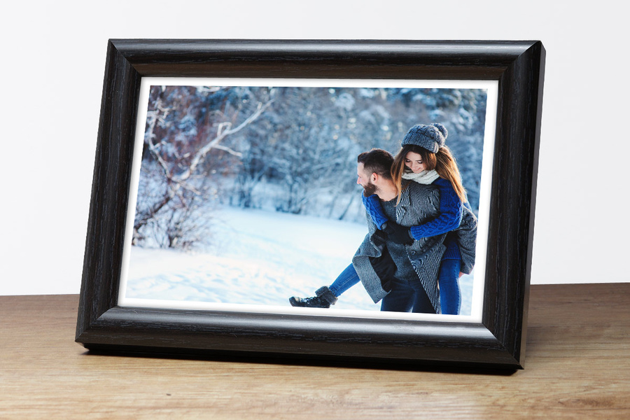 Ramka drewniana SALA 1883, obła fotoramka na zdjęcia, plakaty lub rysunki - kolor wenge, strukturalna