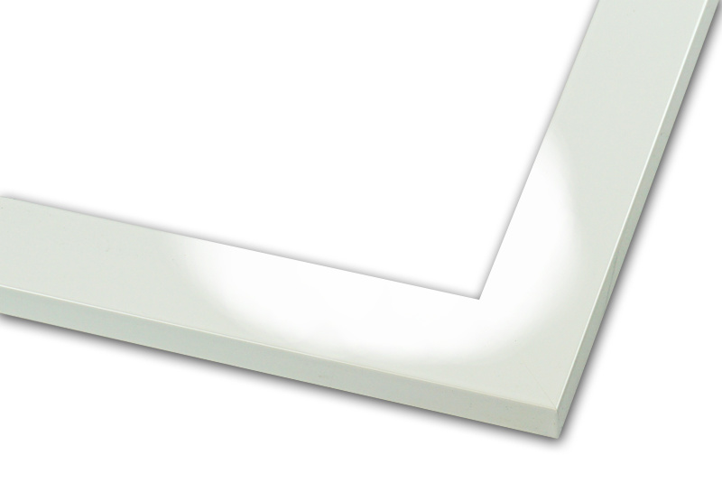 Rama do obrazów, zdjęć oraz plakatów na wymiar LUCA #1796. Płaska nowoczesna, drewniana oprawa -kolor biały lakier połysk