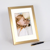 Złota ramka z passe partout na zdjęcia w rozmiarze 21X29,7 cm z okienkiem passe partout 15x21 cm