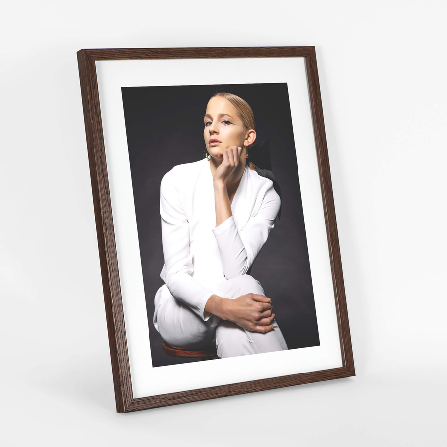 Brązowa ramka na zdjęcia FDM 6 w rozmiarze 30x40 cm