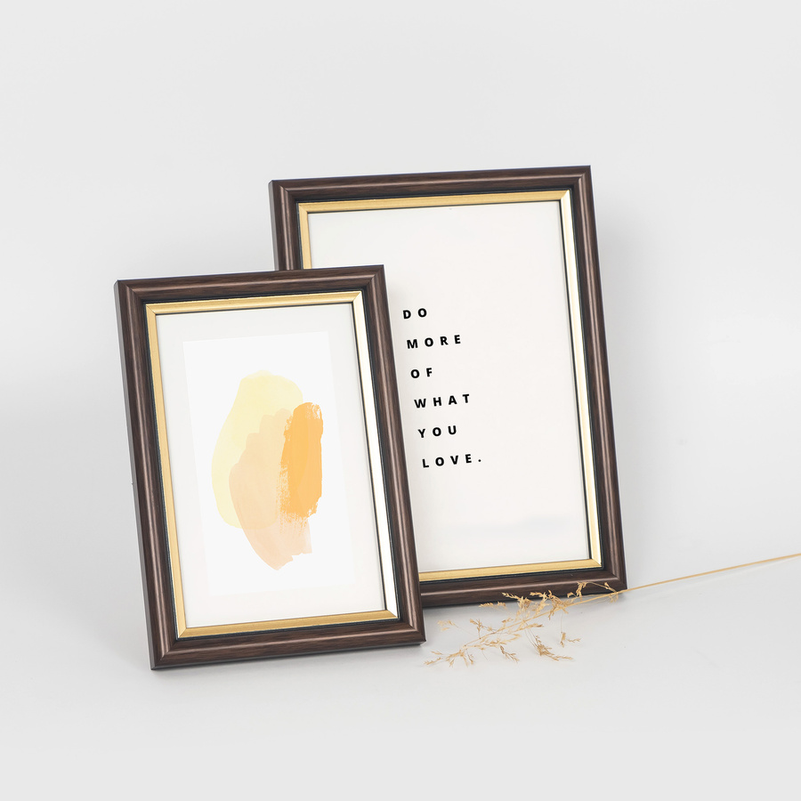 Ramka drewniana VELIA 1903, wąska fotoramka na zdjęcia, plakaty lub rysunki - kolor brązowy ze złotym paskiem