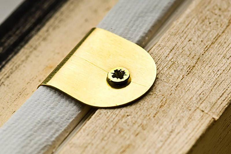 Zestaw blaszek mocowanych na wkręty, uchwyty do montażu podobrazi malarskich, fotoobrazów w ramy drewniane