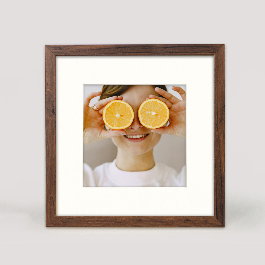 Brązowa ramka z passe partout na zdjęcia w rozmiarze 30x30 cm z okienkiem passe partout 20x20 cm