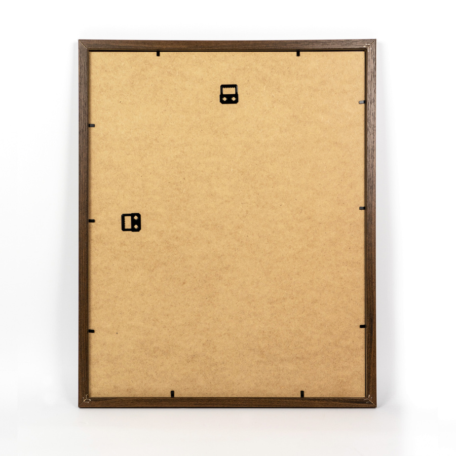 Brązowa ramka z passe partout na zdjęcia w rozmiarze 40x50 cm z okienkiem passe partout 30x40 cm