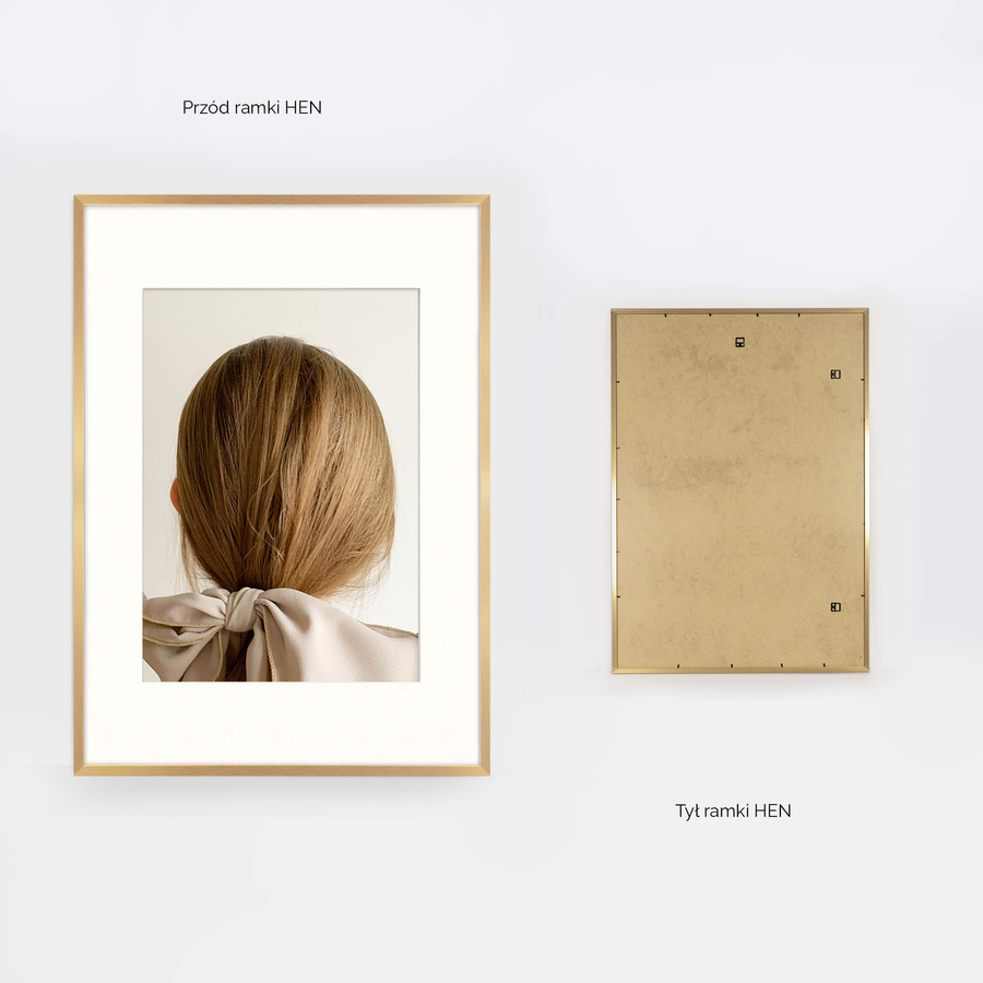 Ramka 70×100 cm w złotym kolorze z passe-partout przeznaczonym na zdjęcia 50×70 cm.