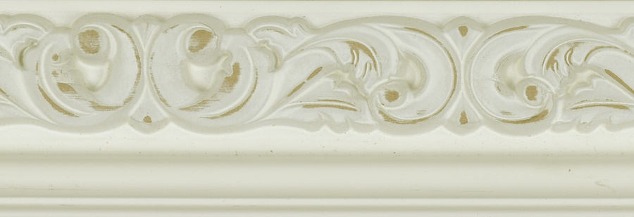 Rama do obrazów, zdjęć oraz luster na wymiar LUCA #2558. Dekoracyjna z ornamentami drewniana oprawa - kolor biały przecier