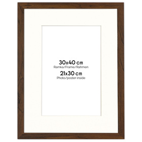 Brązowa ramka z passe partout na zdjęcia w rozmiarze 30x40 cm z okienkiem passe partout 21x30 cm