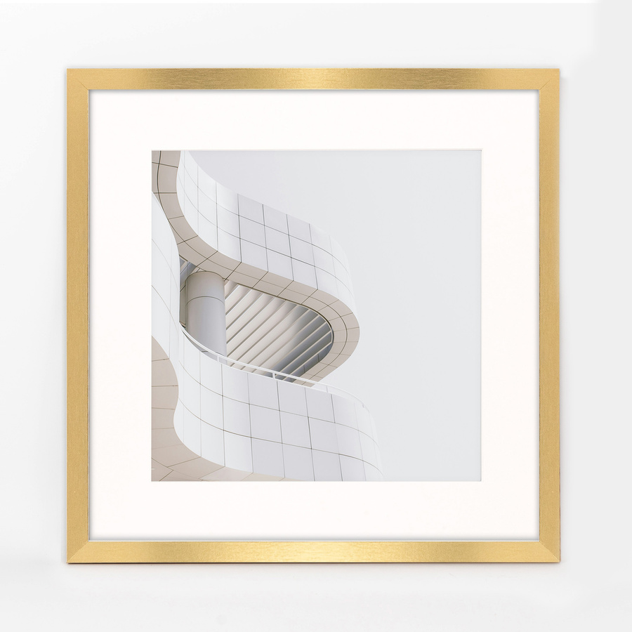 Ramka 40×40 cm w złotym kolorze z passe-partout przeznaczonym na zdjęcia 30×30 cm