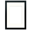 Czarna ramka z passe partout na zdjęcia w rozmiarze 21x29,7 cm z okienkiem passe partout 15x21 cm