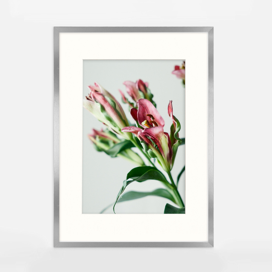 Srebrna ramka z passe partout na zdjęcia w rozmiarze 60x80 cm z okienkiem passe partout 50x70 cm