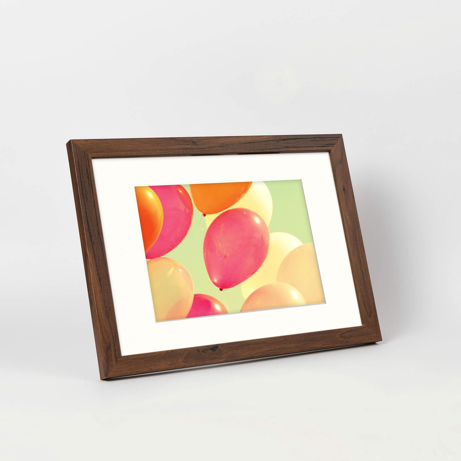 Brązowa ramka z passe partout na zdjęcia w rozmiarze 21X29,7 cm z okienkiem passe partout 15x21 cm