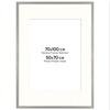 Srebrna ramka z passe partout na zdjęcia w rozmiarze 70x100cm z okienkiem passe partout 50x70 cm
