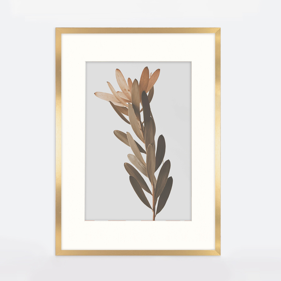 Ramka 60×80 cm w złotym kolorze z passe-partout przeznaczonym na zdjęcia 40×60 cm.