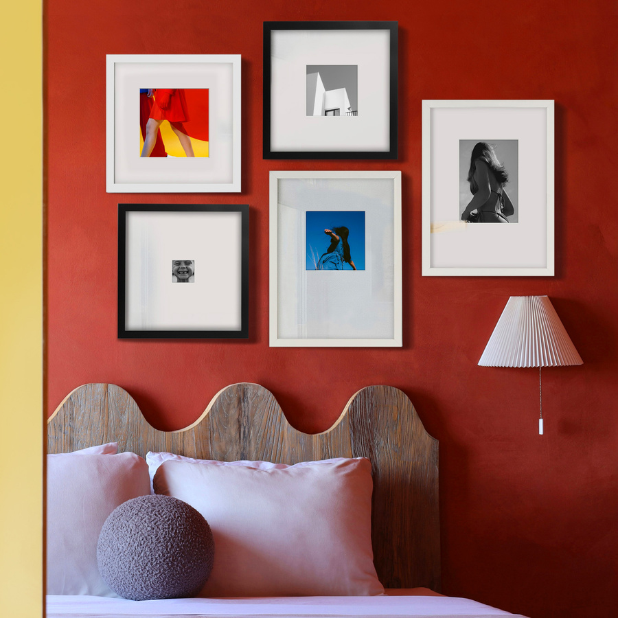 Czarna ramka z passe partout na zdjęcia w rozmiarze 30x30 cm z okienkiem passe partout 6x6 cm