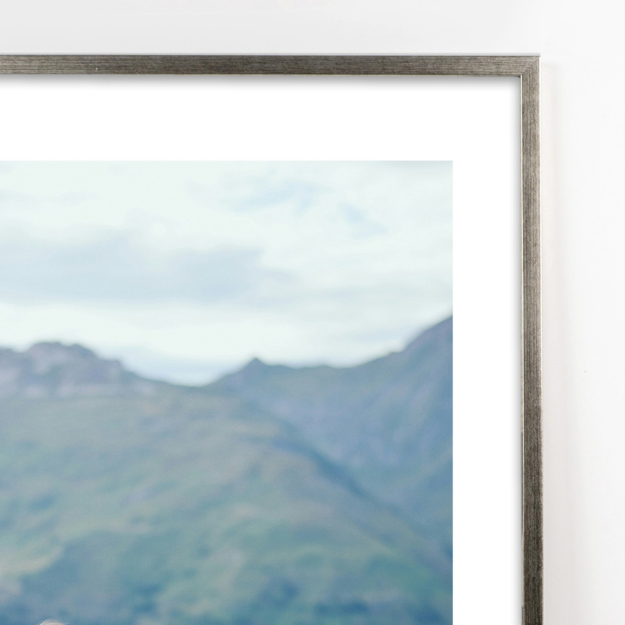 Ramka drewniana UNO S, nowoczesna, wysoka fotoramka na zdjęcia, plakaty lub rysunki - kolor srebrny