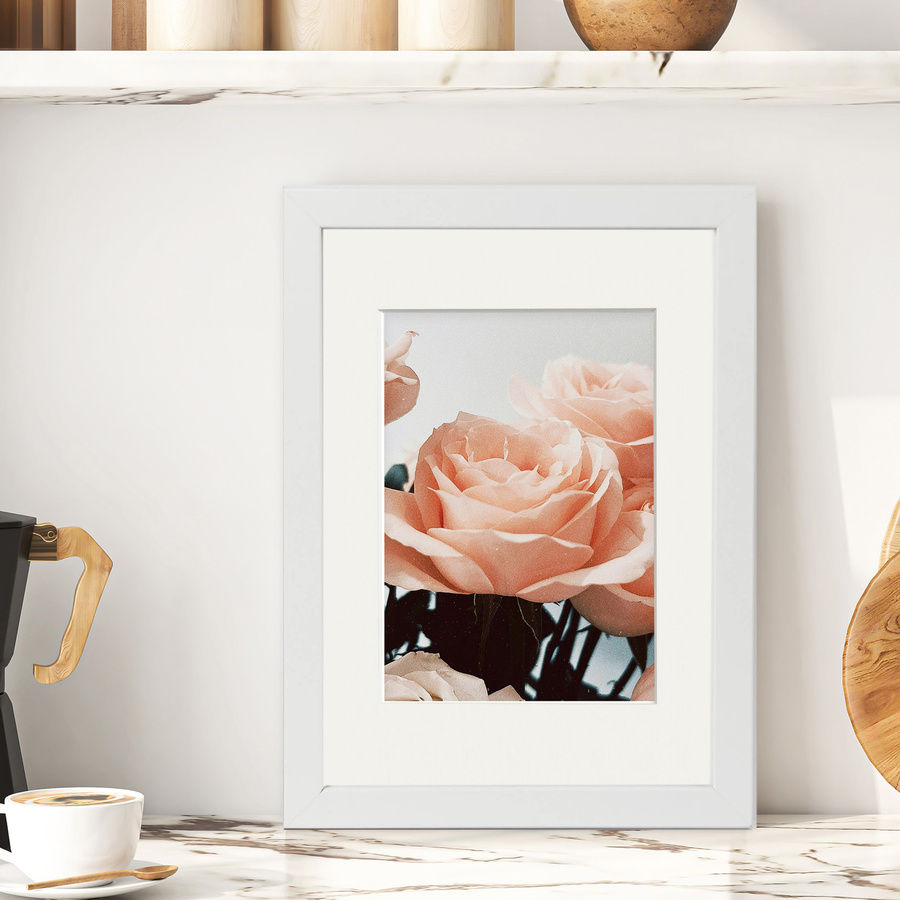 Biała ramka z passe partout na zdjęcia w rozmiarze 21X29,7 cm z okienkiem passe partout 15x21 cm