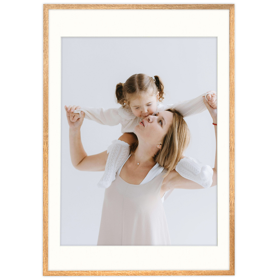 Ramka z passe partout na zdjęcia w rozmiarze 70x100 cm z okienkiem passe partout 60x80 cm