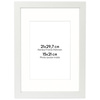 Biała ramka z passe partout na zdjęcia w rozmiarze 21X29,7 cm z okienkiem passe partout 15x21 cm