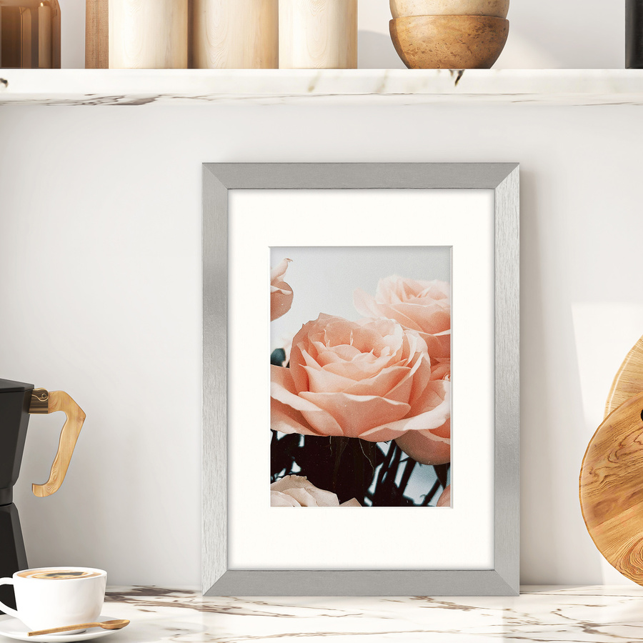 Srebrna ramka z passe partout na zdjęcia w rozmiarze 21X29,7 cm z okienkiem passe partout 15x21 cm