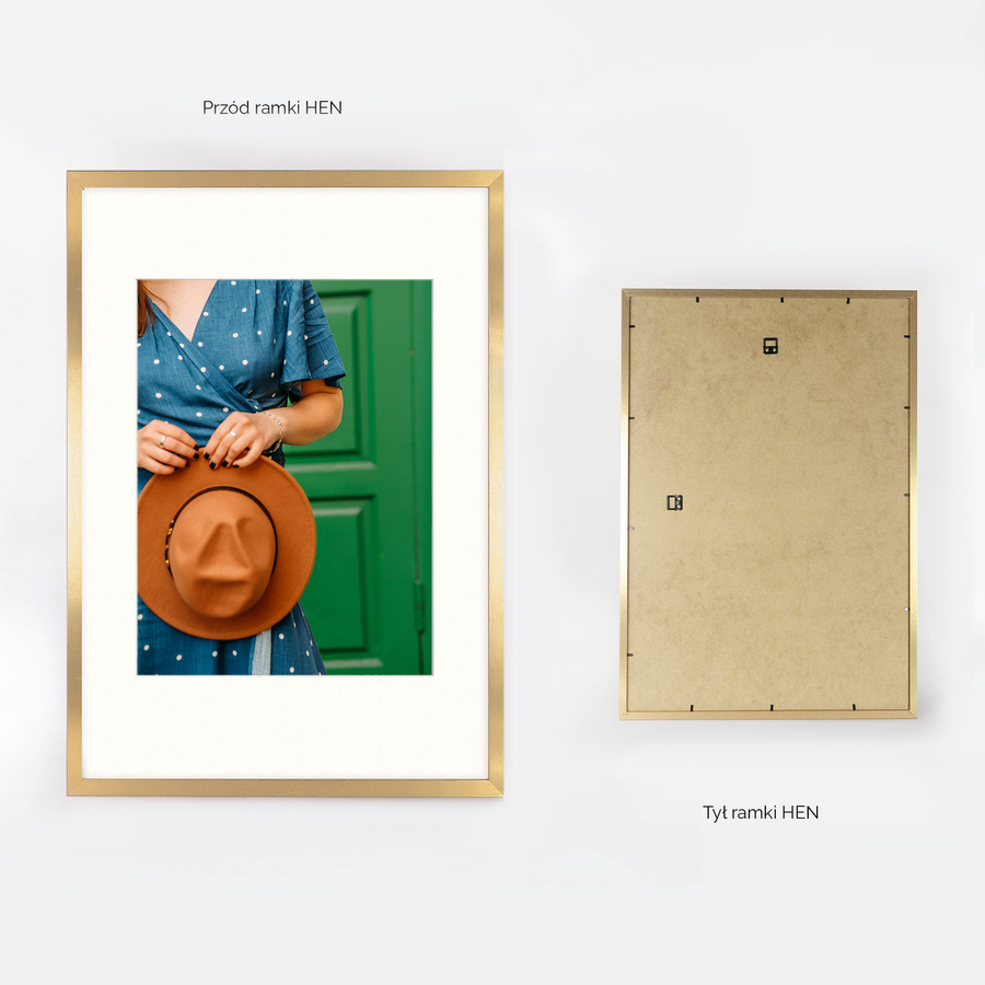 Ramka 40×60 cm w złotym kolorze z passe-partout przeznaczonym na zdjęcia 30×40 cm.