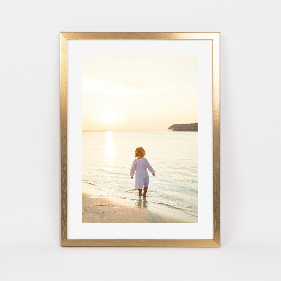 Złota ramka na zdjęcia KEA Z w rozmiarze 30x40 cm