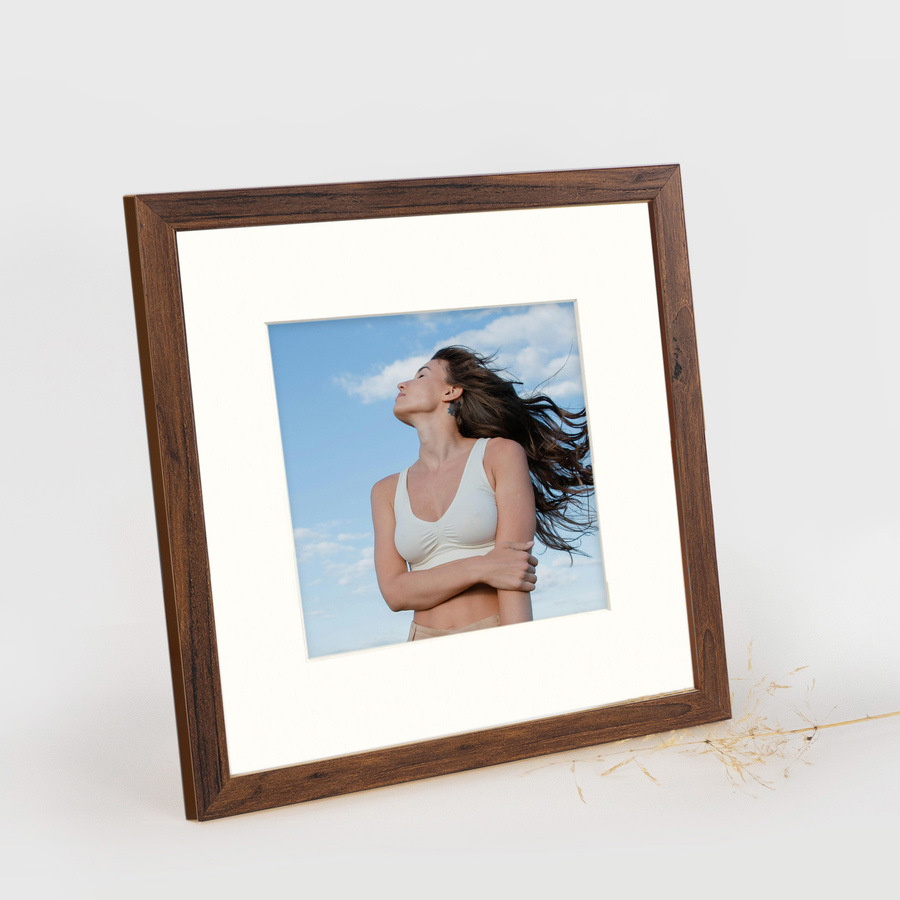 Brązowa ramka z passe partout na zdjęcia w rozmiarze 30x30 cm z okienkiem passe partout 20x20 cm