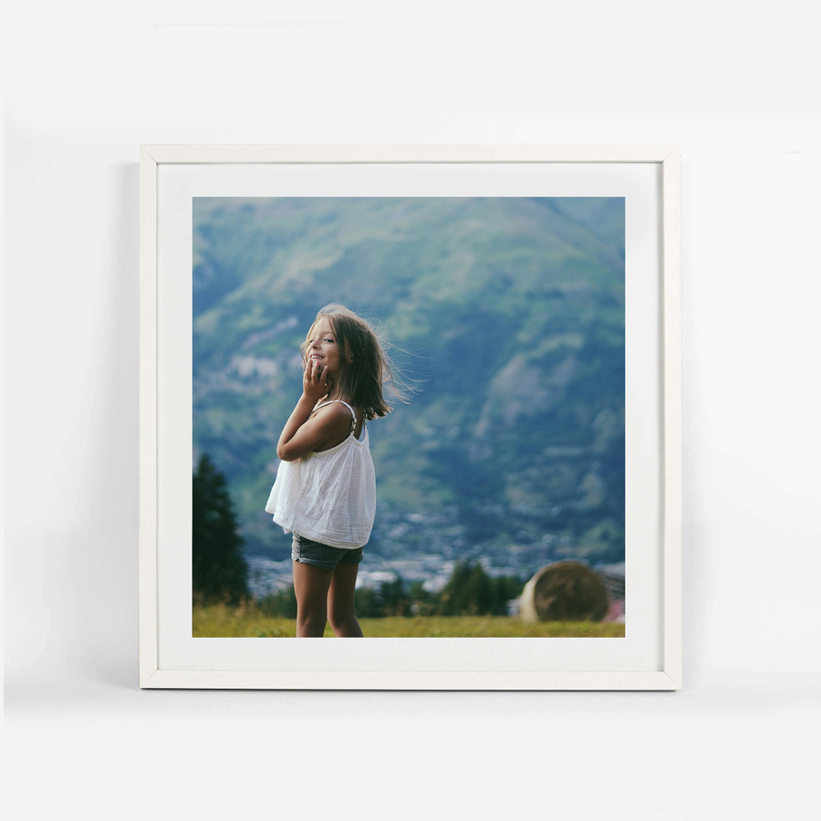 Biała ramka na zdjęcia w rozmiarze 40x40 cm