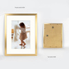 Ramka 30×40 cm w złotym kolorze z passe-partout przeznaczonym na zdjęcia 21x30 cm.