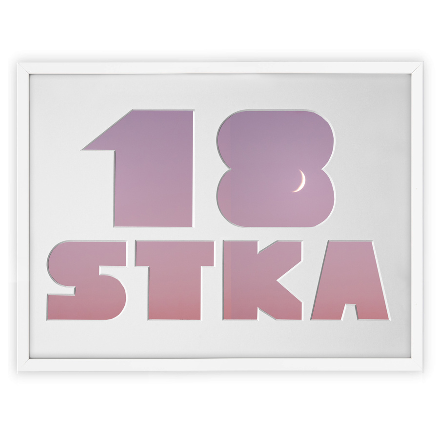 Ramka na 18-ste urodziny w kolorze białym. Ramka z passe partout o rozmiarze 30x40 cm