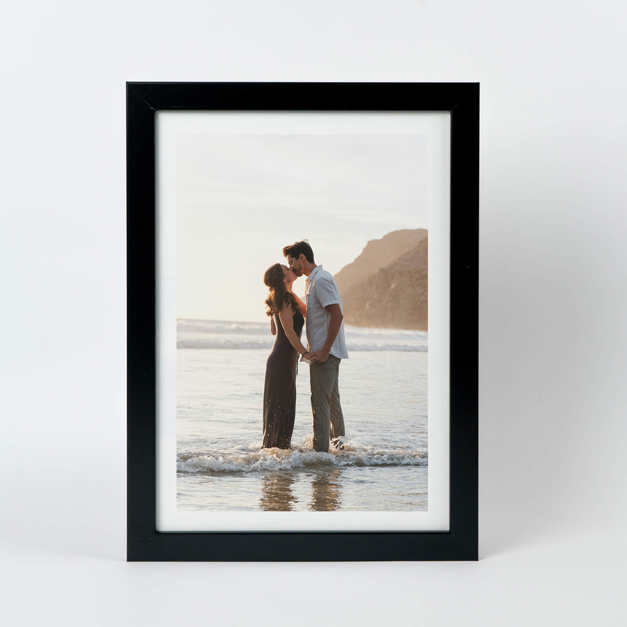 Czarna ramka na zdjęcia w rozmiarze 21x30 cm