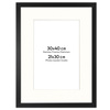 Czarna ramka z passe partout na zdjęcia w rozmiarze 30x40 cm z okienkiem passe partout 21x30 cm