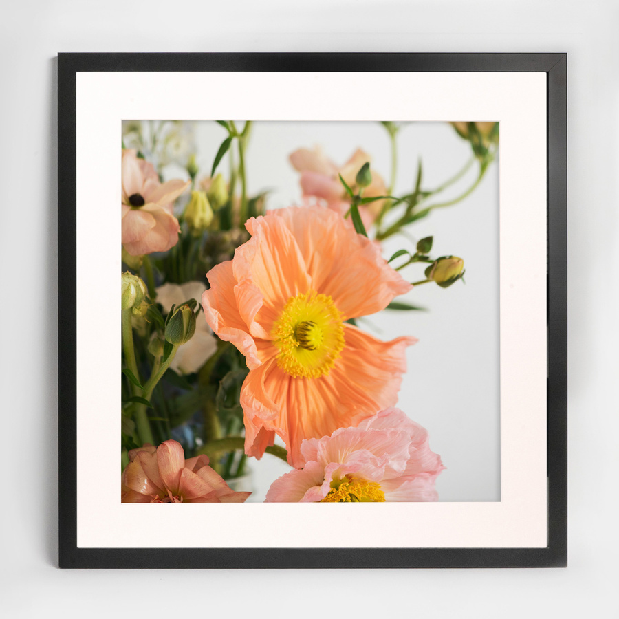 Czarna ramka z passe partout na zdjęcia w rozmiarze 50x50 cm z okienkiem passe partout 40x40 cm