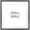 Czarna ramka z passe partout na zdjęcia w rozmiarze 50x50 cm z okienkiem passe partout 40x40 cm