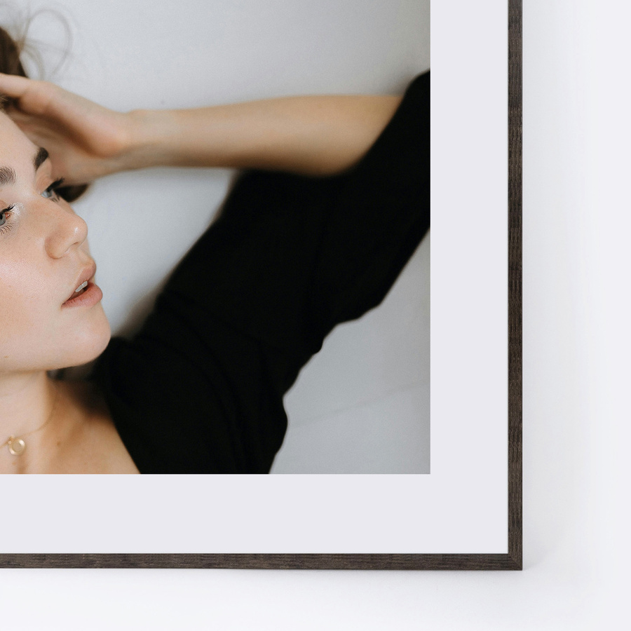 Ramka drewniana FIT, nowoczesna, wysoka fotoramka na zdjęcia, plakaty lub rysunki - kolor brąz