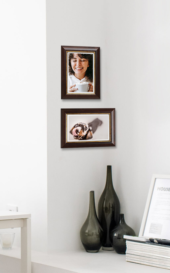 Ramka drewniana CUTRO 2026, szlachetna fotoramka na zdjęcia, plakaty lub rysunki - kolor brązowy, złoty pasek