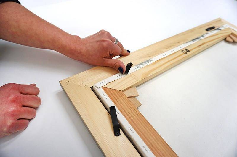 Komplet sprężyn mocowanych na wkręty, uchwyty do montażu podobrazi malarskich, fotoobrazów w ramy drewniane