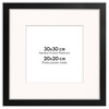 Czarna ramka z passe partout na zdjęcia w rozmiarze 30x30 cm z okienkiem passe partout 20x20 cm