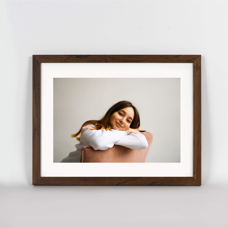 Brązowa ramka na zdjęcia w rozmiarze 30x40 cm